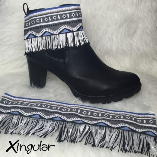 Cubrebotas Étnico Gris con Flecos Blancos y Negros