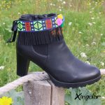 Cubrebotas Étnico Pistacho y Fucsia con Pompones y Plumas
