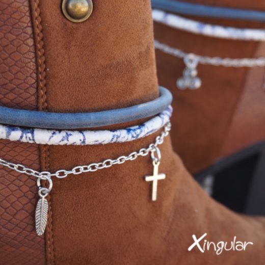 pulsera botas arty azuladas detalle