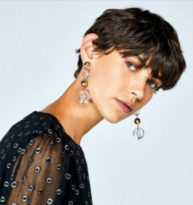 La-fiebre-por-las-prendas-y-complementos-transparentes-maxi pendientes