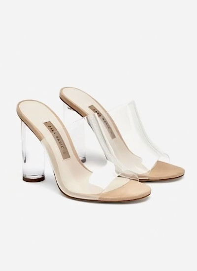 La fiebre-por-las-prendas-y-complementos-transparentes-sandalias vinilo