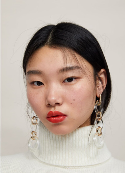La-fiebre-por-las-prendas-y-complementos-transparentes-maxi pendientes anillas 